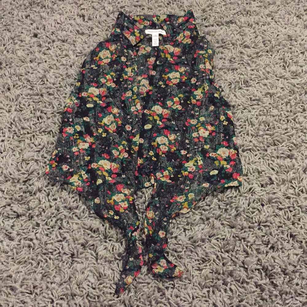 Adorable floral button up blouse.